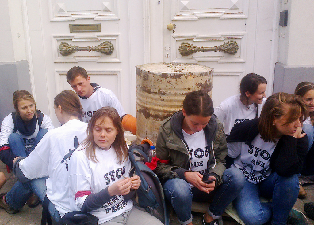 Aktivisten vor dem Eingang des Kabinetts von Asyl-Staatssekretär Theo Francken in der Brüsseler Rue de la Loi