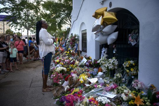 Blumen vor dem Tatort in Charleston