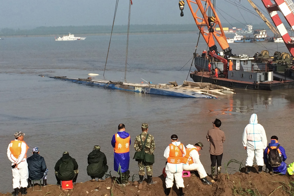 Schiffskatastrophe auf dem Jangtse: Bergungskräne drehen des Wrack