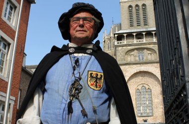 Historische Stadtführung: Reinhard Mäurer führt als Christoffel durch die Aachener Altstadt