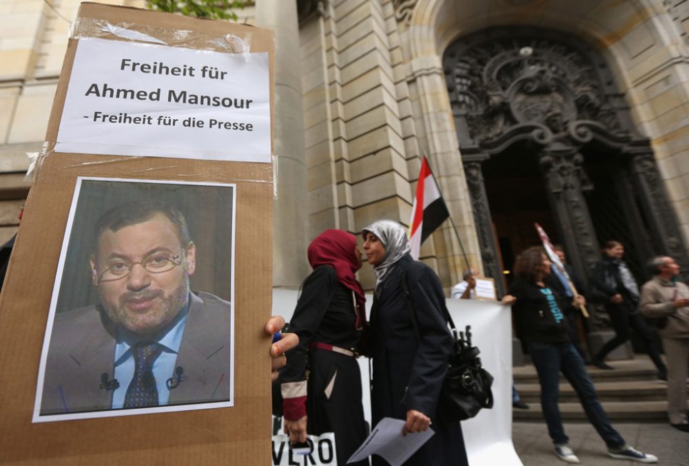 Demonstranten in Berlin mit einem Bild des ägyptischen Fernsehjournalisten Ahmed Mansur