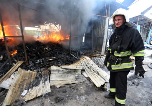 Feuerwehr Mann in Donezk nach Ausschreitungen