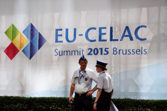 Polizisten bewachen die Ankunft der Staats-und Regierungschefs zum EU-Celac-Gipfel in Brüssel