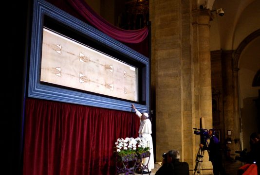 Papst Franziskus vor dem Turiner Grabtuch