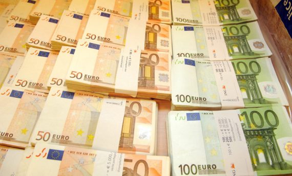 Stapel mit Euroscheinen (Illustrationsbild: Herwig Vergult/Belga)