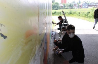 Beim Sprayen an dem Graffiti, das die Stadt in Auftrag gegeben hat