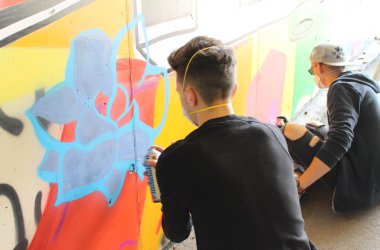 Beim Sprayen an dem Graffiti, das die Stadt in Auftrag gegeben hat