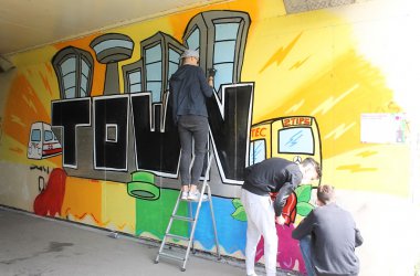 Beim Sprayen an dem Graffiti, das die Stadt in Auftrag gegeben hat