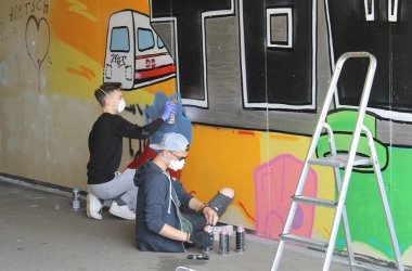 Beim Sprayen an dem Graffiti, das die Stadt in Auftrag gegeben hat