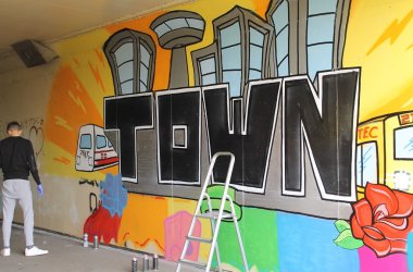 Beim Sprayen an dem Graffiti, das die Stadt in Auftrag gegeben hat