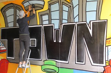 Beim Sprayen an dem Graffiti, das die Stadt in Auftrag gegeben hat