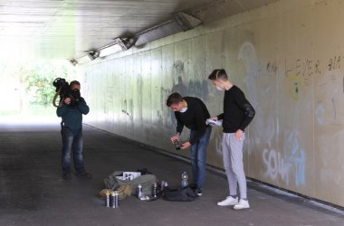 Beim Sprayen an dem Graffiti, das die Stadt in Auftrag gegeben hat