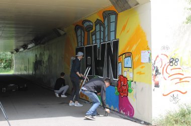 Beim Sprayen an dem Graffiti, das die Stadt in Auftrag gegeben hat