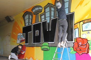 Beim Sprayen an dem Graffiti, das die Stadt in Auftrag gegeben hat