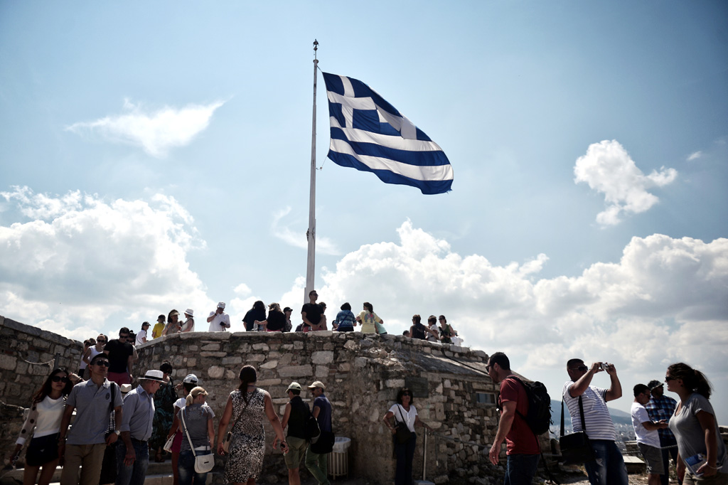 Touristen besuchen die Akropolis (Archivbild: Louisa Gouliamaki/AFP)