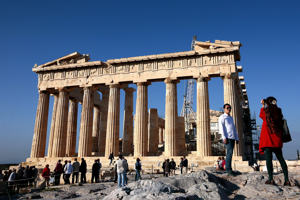 Touristen vor dem Parthenon in Athen