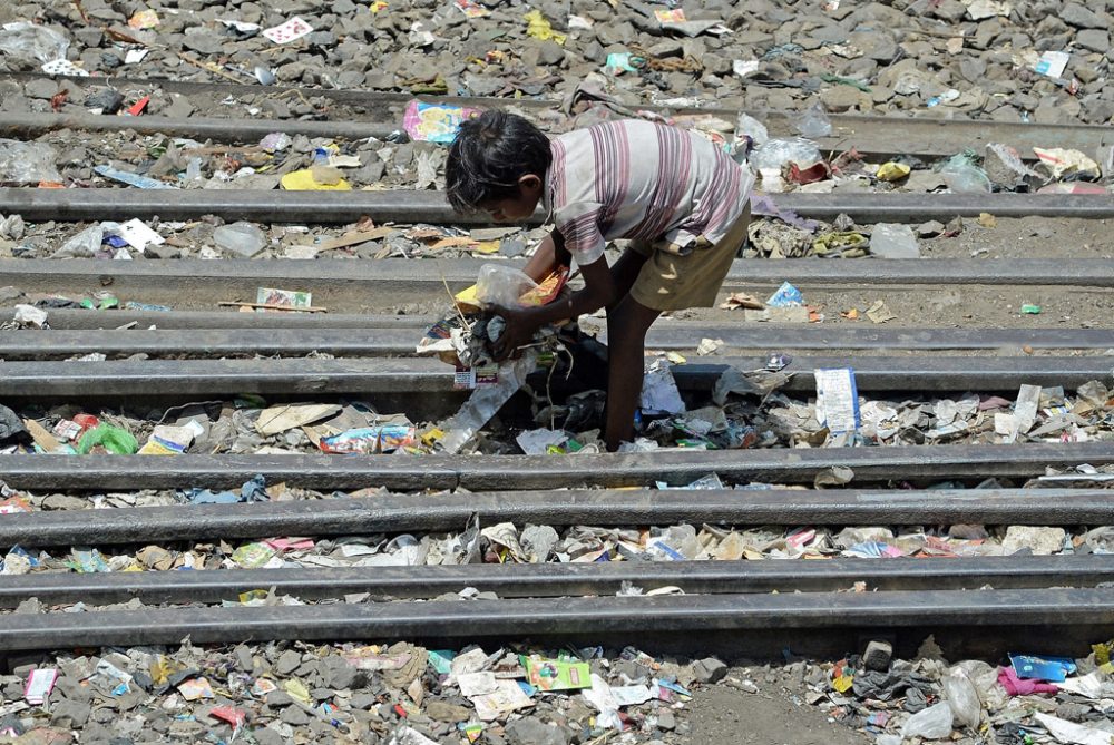 Indisches Kind beim Müllsammeln in Mumbai (3.6.)