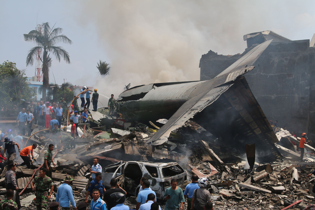 Mindestens 49 Tote bei Absturz von Flugzeug auf Häuser in Indonesien
