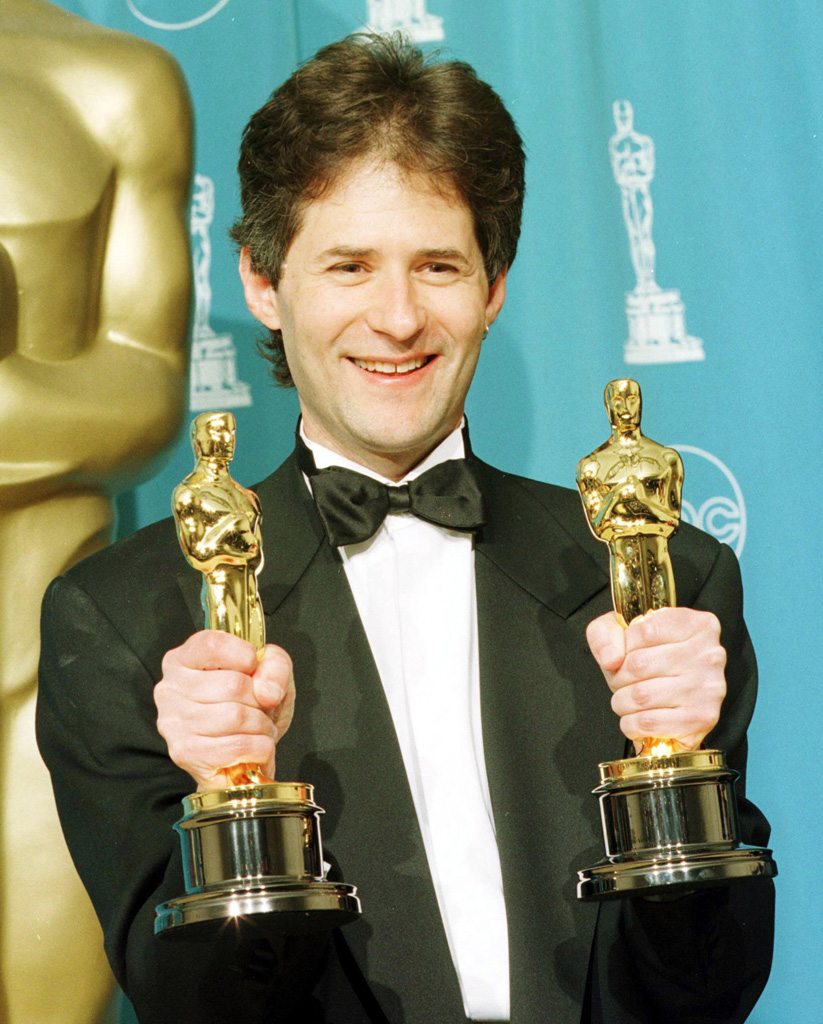 "Titanic"-Komponist James Horner mit seinen zwei Oscars (23.3.1998)