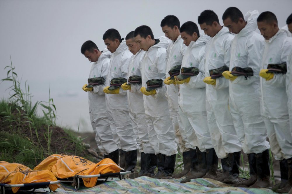 Schiffskatastrophe auf dem Jangtse: Rettungskräfte bei einer Schweigminute vor den Opfern, die am Mittwoch geborgen wurden