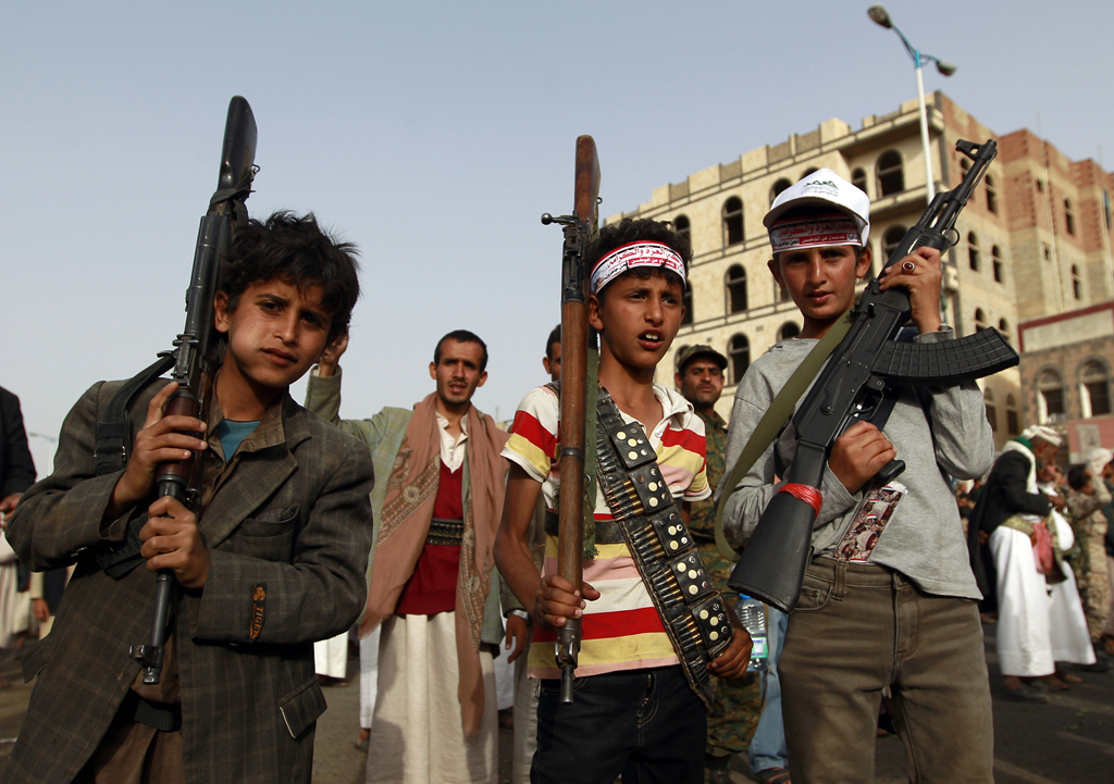 Junge jemeniten mit Waffen am 18.5. in der Hauptstadt Sanaa