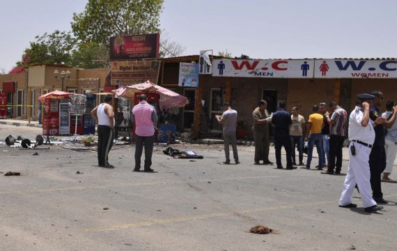 Ägyptische Sicherheitskräfte und Zivilisten nach dem versuchten Anschlag im Karnak-Tempel in Luxor
