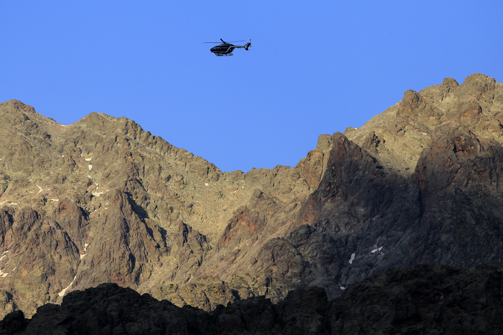 Polizeihubschrauber über dem Monte Cinto-Gebirge auf Korsika