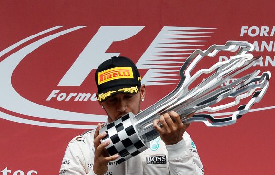 Lewis Hamilton mit seinem Pokal vom GP von Kanada