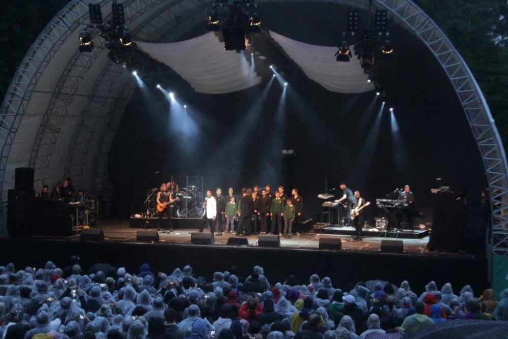 Eupener Knabenchor mit Lionel Richie auf der Bühne bei den Kurpark Classix