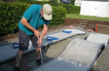 Michael Mockel hat eine eigene Miniaturgolfanlage in seinem Garten