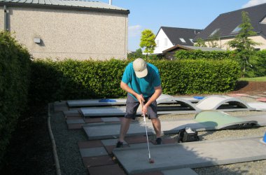 Michael Mockel hat eine eigene Miniaturgolfanlage in seinem Garten