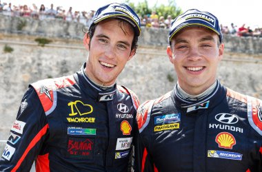 Thierry Neuville mit Teamkollege Hayden Paddon aus Neuseeland