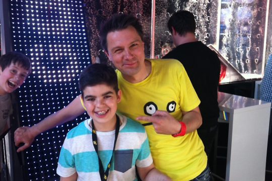 Nils Müller mit KiKa-Moderator André Gatzke