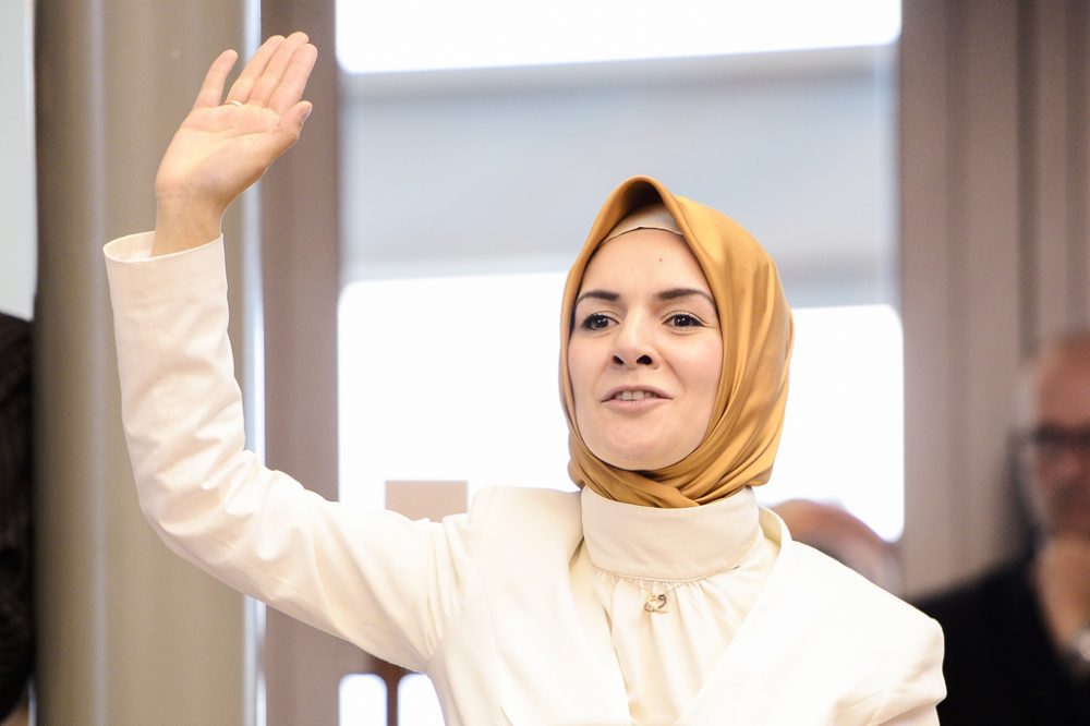 Mahinur Özdemir bei der Eidesleistung im Brüsseler Regionalparlament (Juni 2014)