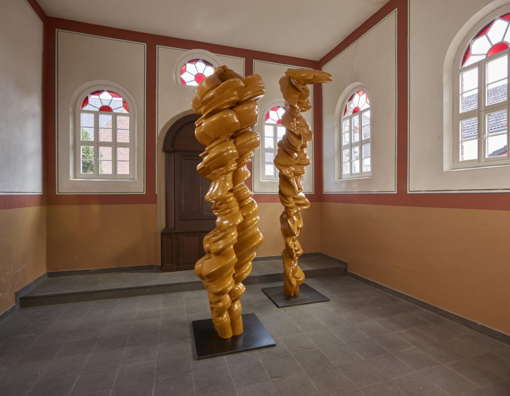 "Pair" von Bildhauer Tony Cragg in der ehemaligen Synagoge von Stommeln