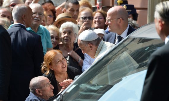 Papst Franziskus spricht beim Verlassen der Waldenser Kirche mit Gläubigen