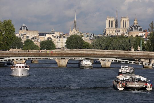 Boote auf der Seine in Paris