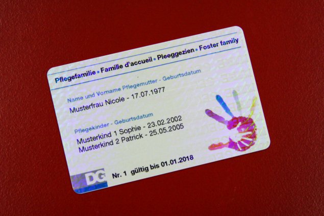 Der Ausweis für Pflegeeltern (Archivbild: Julien Claessen/BRF)