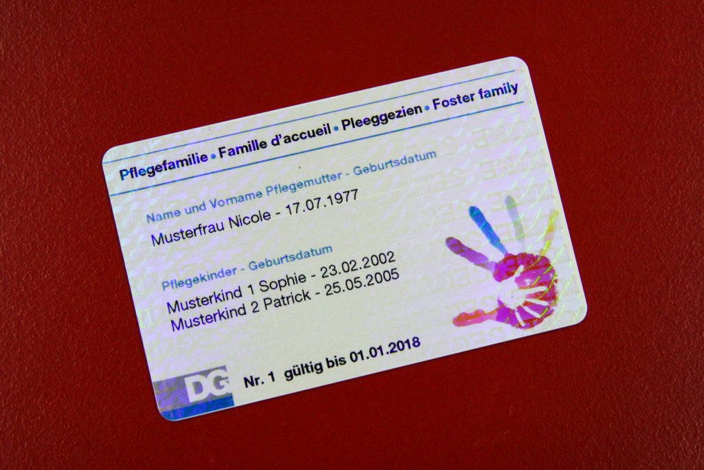 Der Ausweis für Pflegeeltern (Archivbild: Julien Claessen/BRF)
