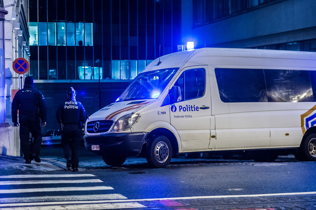 Polizeifahrzeug mit Blaulicht - Razzia in Brüssel (Illustrationsbild: Jonas Roosen/Belga)