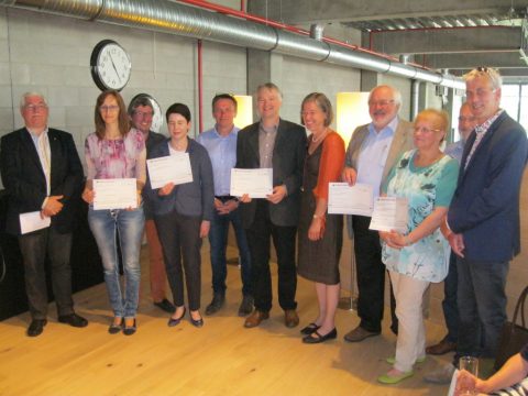 Scheckübergabe: 62.814 Euro Spenden durch Schwimm-Marathon 2015