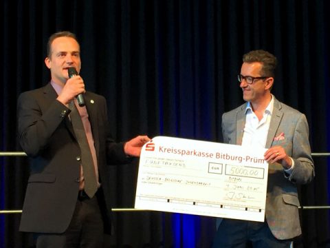 MP Paasch erhält einen Scheck über 5.000 Euro von Joachim Streit, Landrat des Eilfelkreises Bitburg-Prüm