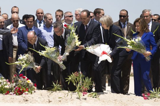 Die Innenminister Bernard Cazeneuve (Frankreich), Thomas de Maizière (Deutschland), Mohamed Najem Gharsalli (Tunesien) und Theresa May (Großbritannien) besuchen den Tatort in Sousse