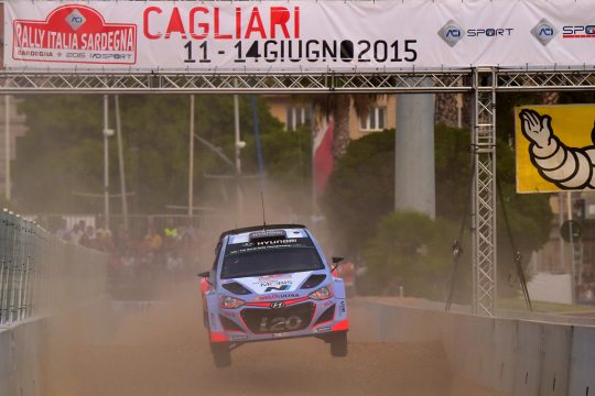 Thierry Neuville und Nicolas Gilsoul beim Auftakt der Rallye Italien