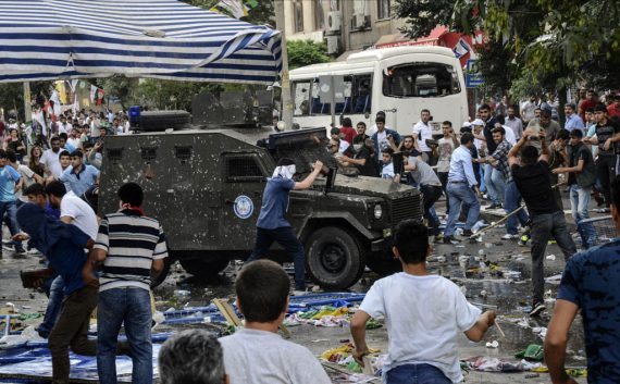 Unruhen im türkischen Diyarbakir nach Anschlägen