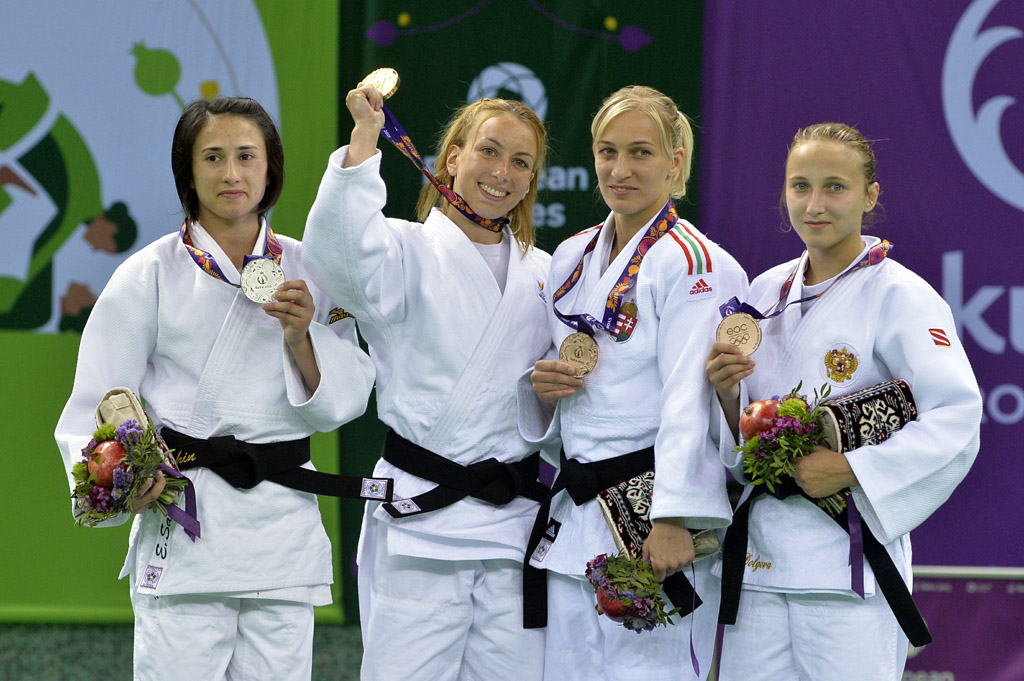 Judoka Van Snick (2.v.l.) holt Gold in Baku