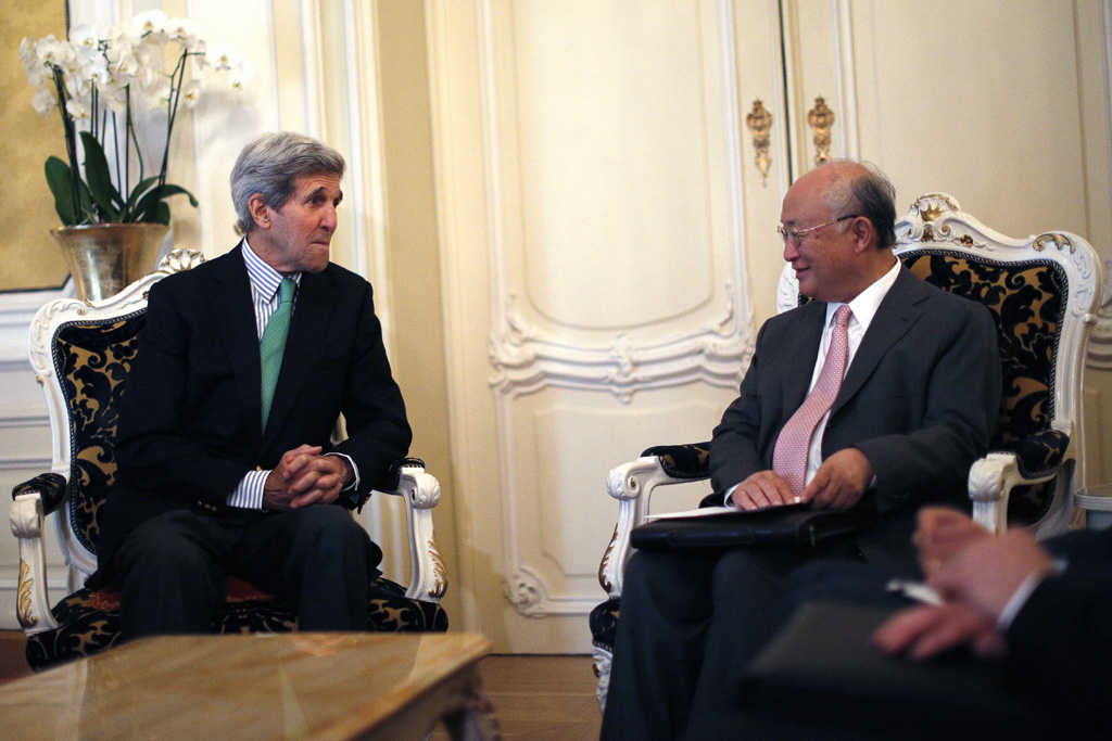 US-Außenminister John Kerry mit IAEA-Chef Yukiya Amano in Wien