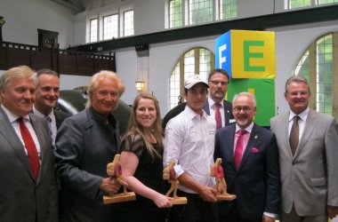 Im Mittelpunkt der 10-Jahresfeier der Zukunftsinitiative Eifel: Die neue Eifel-Botschafterin DG-Ministerin Isabelle Weykmans. Mit ihr geehrt wurden der Rennfahrer Chris Vietoris und der Höhner-Musiker Hannes Schöner. Unterstützung erhielt Weykmans durch MP Oliver Paasch - einen waschechten Eifeler.
