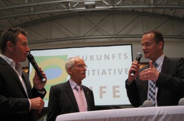 Im Mittelpunkt der 10-Jahresfeier der Zukunftsinitiative Eifel: Die neue Eifel-Botschafterin DG-Ministerin Isabelle Weykmans. Mit ihr geehrt wurden der Rennfahrer Chris Vietoris und der Höhner-Musiker Hannes Schöner. Unterstützung erhielt Weykmans durch MP Oliver Paasch - einen waschechten Eifeler.
