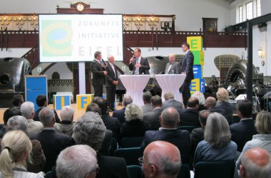 Im Mittelpunkt der 10-Jahresfeier der Zukunftsinitiative Eifel: Die neue Eifel-Botschafterin DG-Ministerin Isabelle Weykmans. Mit ihr geehrt wurden der Rennfahrer Chris Vietoris und der Höhner-Musiker Hannes Schöner. Unterstützung erhielt Weykmans durch MP Oliver Paasch - einen waschechten Eifeler.
